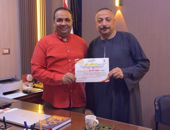 الصحفي والإعلامي مصطفى مكي يكرم الأستاذ محمد شاهين مدير عام أمن سوق العبور تقديرًا لجهوده الوطنية والمجتمعية