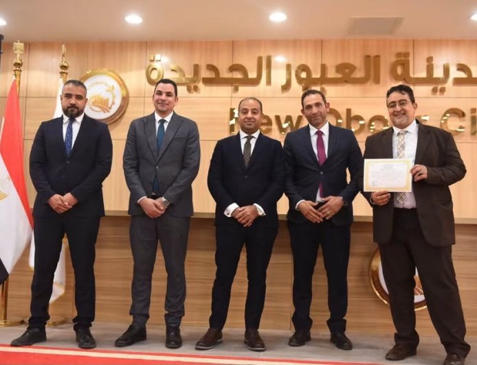 الدكتور أحمد عمارة يعقد اجتماعًا موسعًا بالإدارات العقارية والقانونية والتقنين بمدينة العبور الجديدة.. ويؤكد على دفع الاستثمار ومتابعة تنفيذ حزمة التيسيرات الجديدة