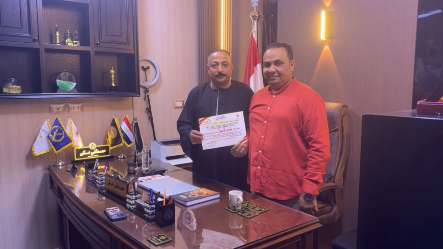 الصحفي والإعلامي مصطفى مكي يكرم الأستاذ محمد شاهين مدير عام أمن سوق العبور تقديرًا لجهوده الوطنية والمجتمعية