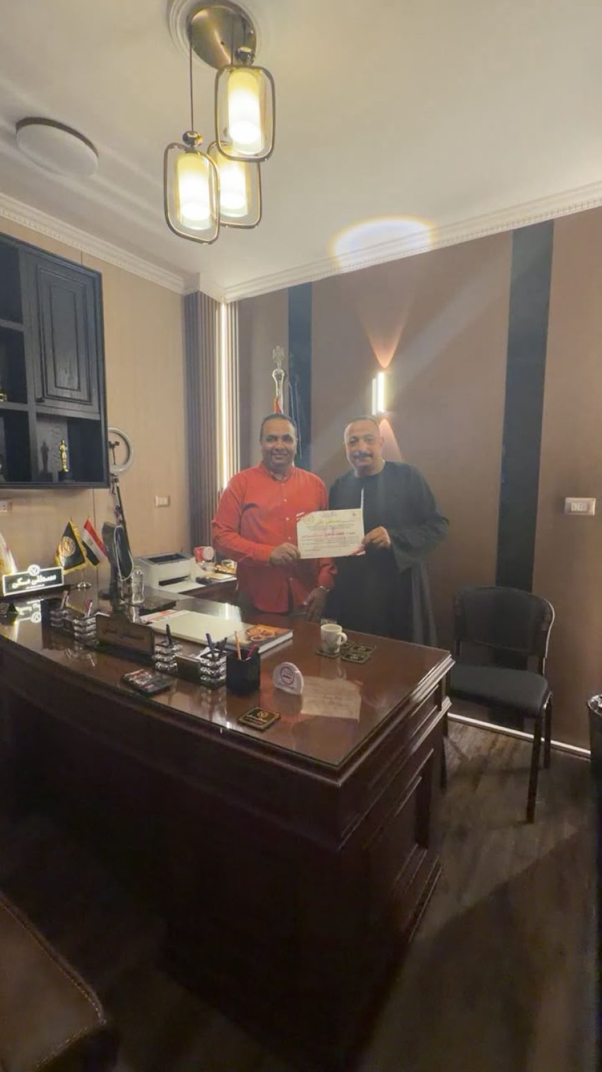 الصحفي والإعلامي مصطفى مكي يكرم الأستاذ محمد شاهين مدير عام أمن سوق العبور تقديرًا لجهوده الوطنية والمجتمعية