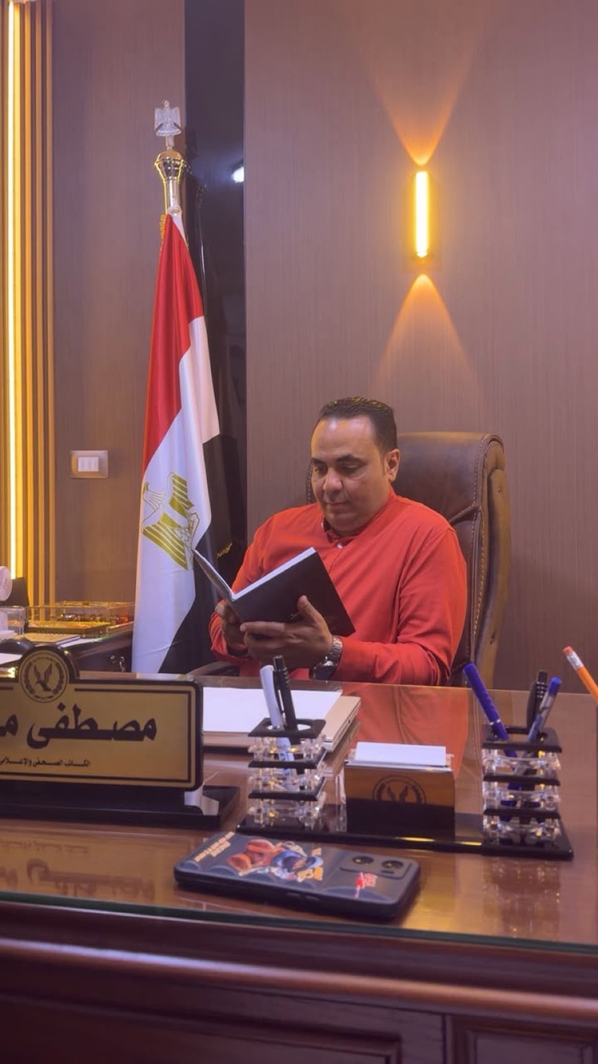 الصحفي والإعلامي مصطفى مكي يكرم الأستاذ محمد شاهين مدير عام أمن سوق العبور تقديرًا لجهوده الوطنية والمجتمعية