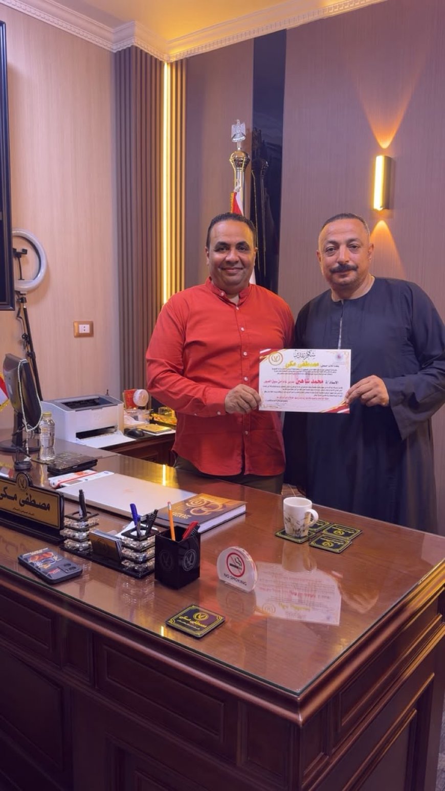 الصحفي والإعلامي مصطفى مكي يكرم الأستاذ محمد شاهين مدير عام أمن سوق العبور تقديرًا لجهوده الوطنية والمجتمعية