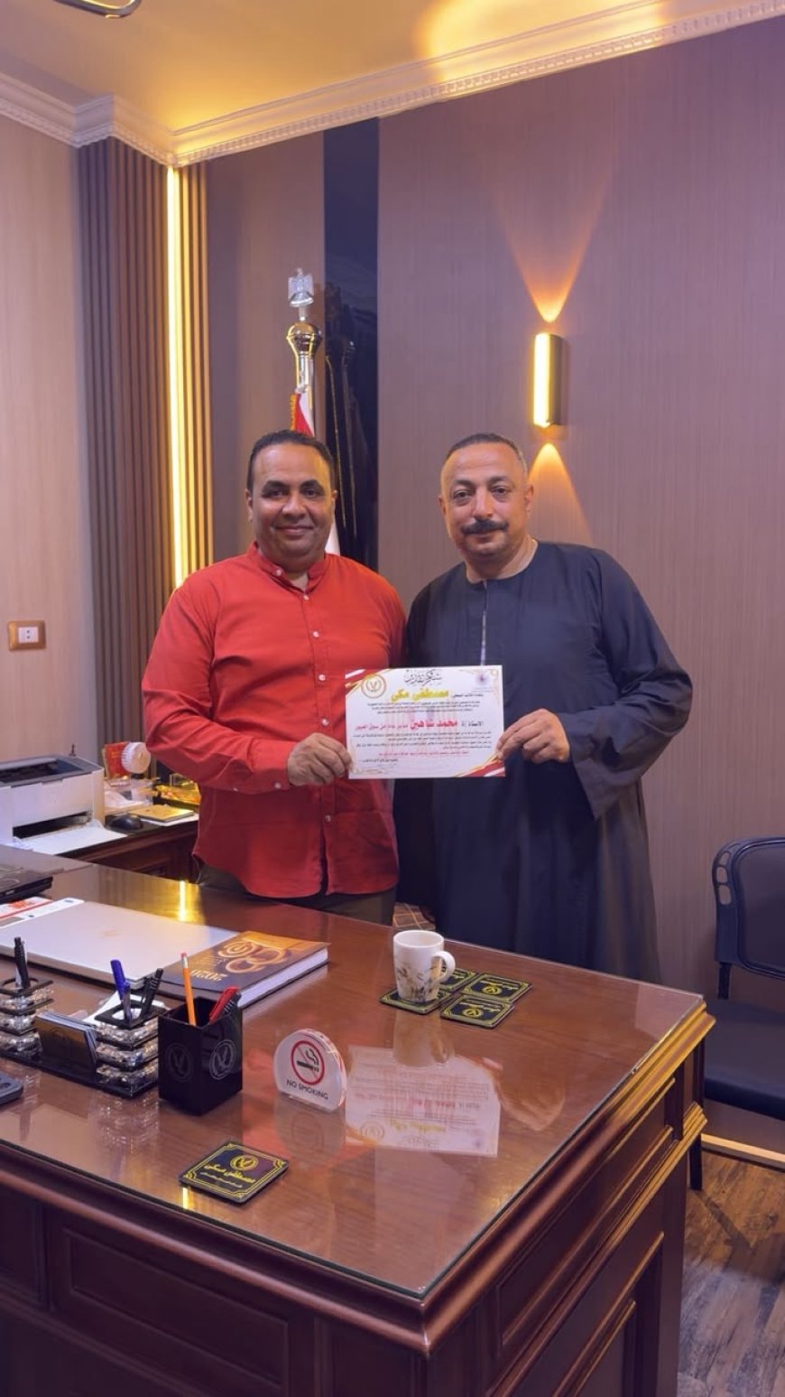 الصحفي والإعلامي مصطفى مكي يكرم الأستاذ محمد شاهين مدير عام أمن سوق العبور تقديرًا لجهوده الوطنية والمجتمعية