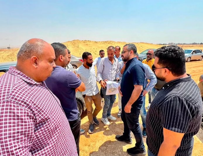المهندس محمود مراد يتابع تقدم أعمال الطرق وشبكات الكهرباء بالأراضي المضافة بمنطقة الأمل سابقا